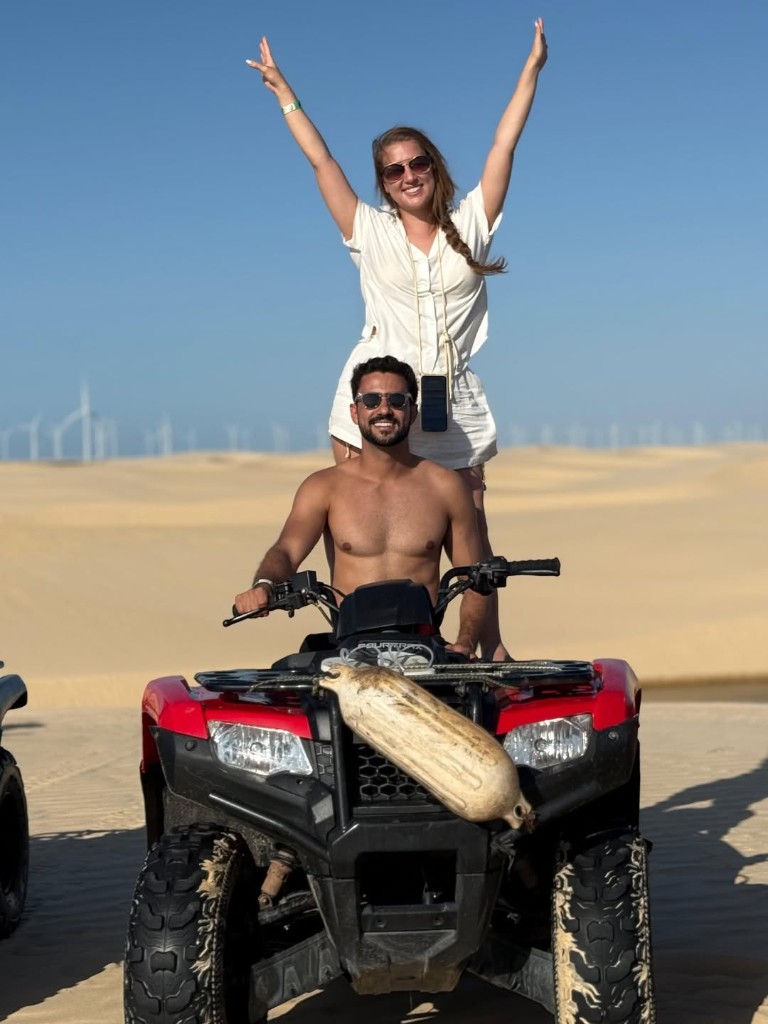 Visitante em experiência com fauna local em área de coqueiros durante o passeio