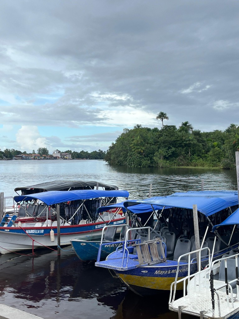 Embarcações de passeio atracadas às margens do Rio Preguiças