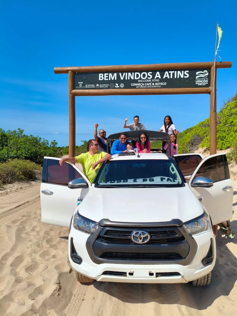 Família no 4x4 da Amo Lençóis embaixo da placa