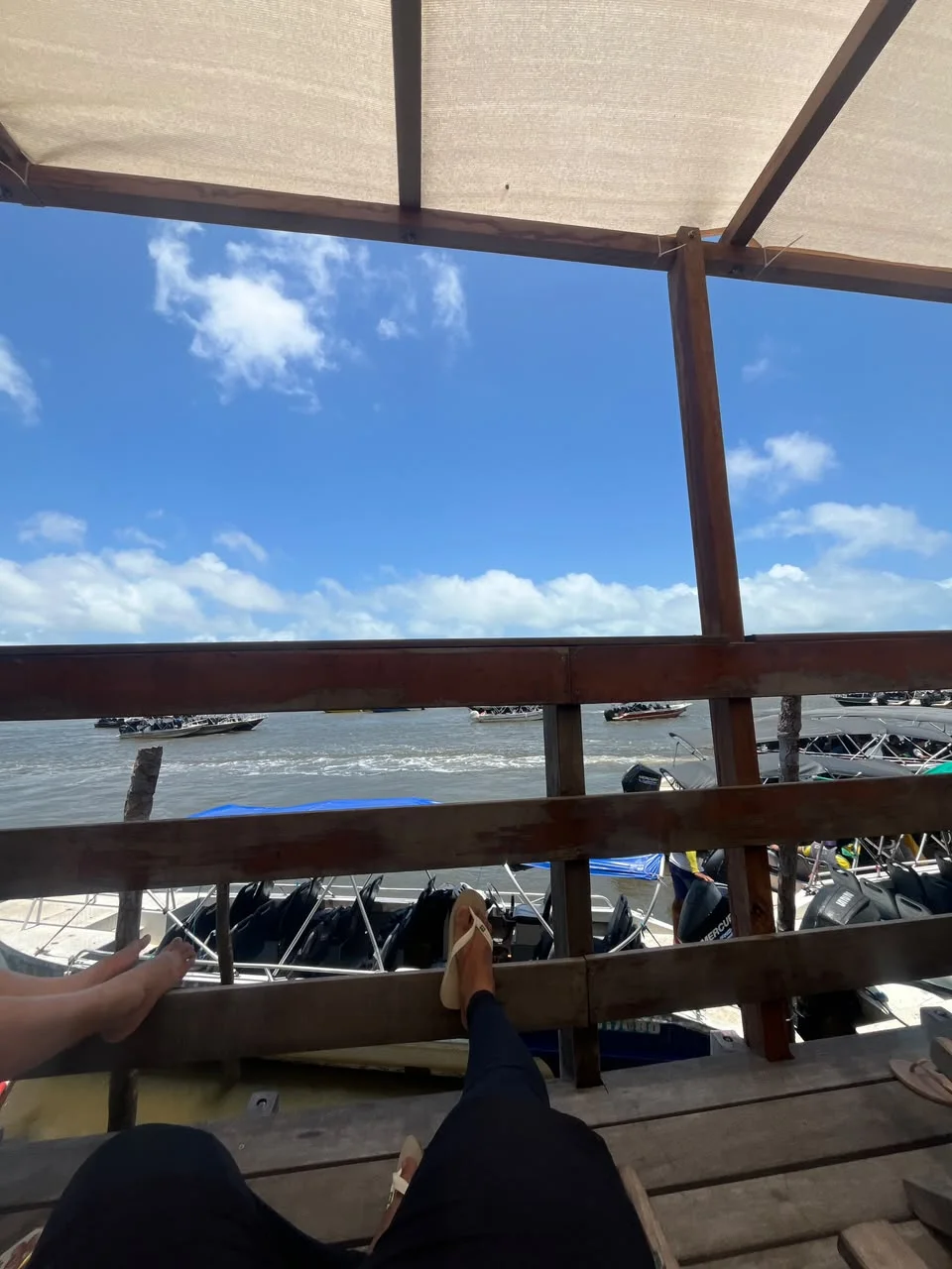 Vista desde el deck del restaurante hacia las lanchas atracadas en el río Preguiças