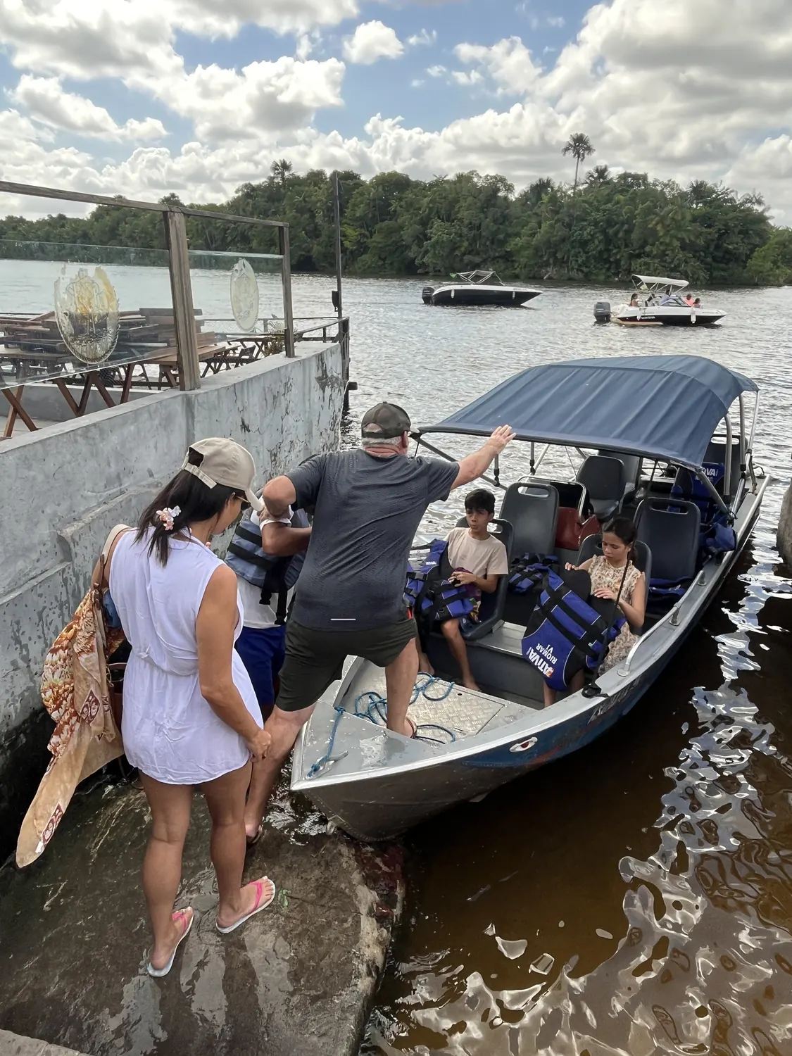 Embarque en el puerto de Barreirinhas — visitantes subiendo a la lancha con los chalecos