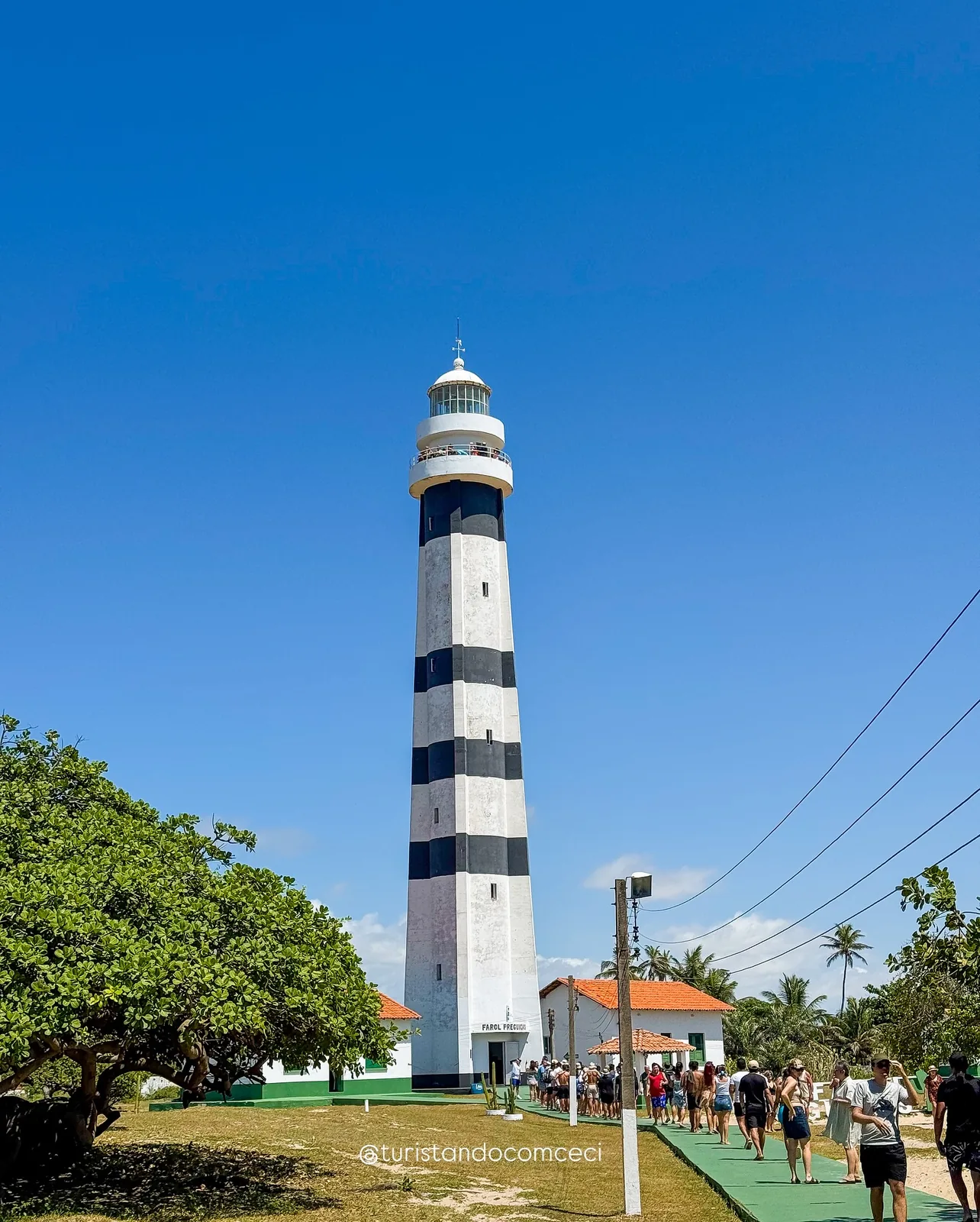 Faro Preguiças, en Mandacaru, con los visitantes llegando por la pasarela
