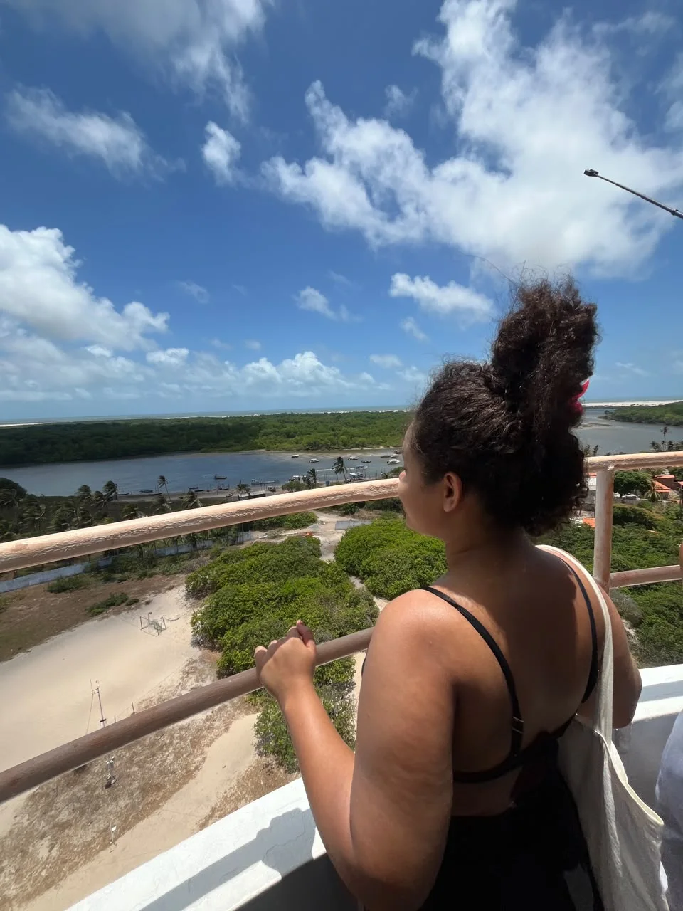Visitante en lo alto del Faro de Mandacaru observando el río Preguiças y el manglar