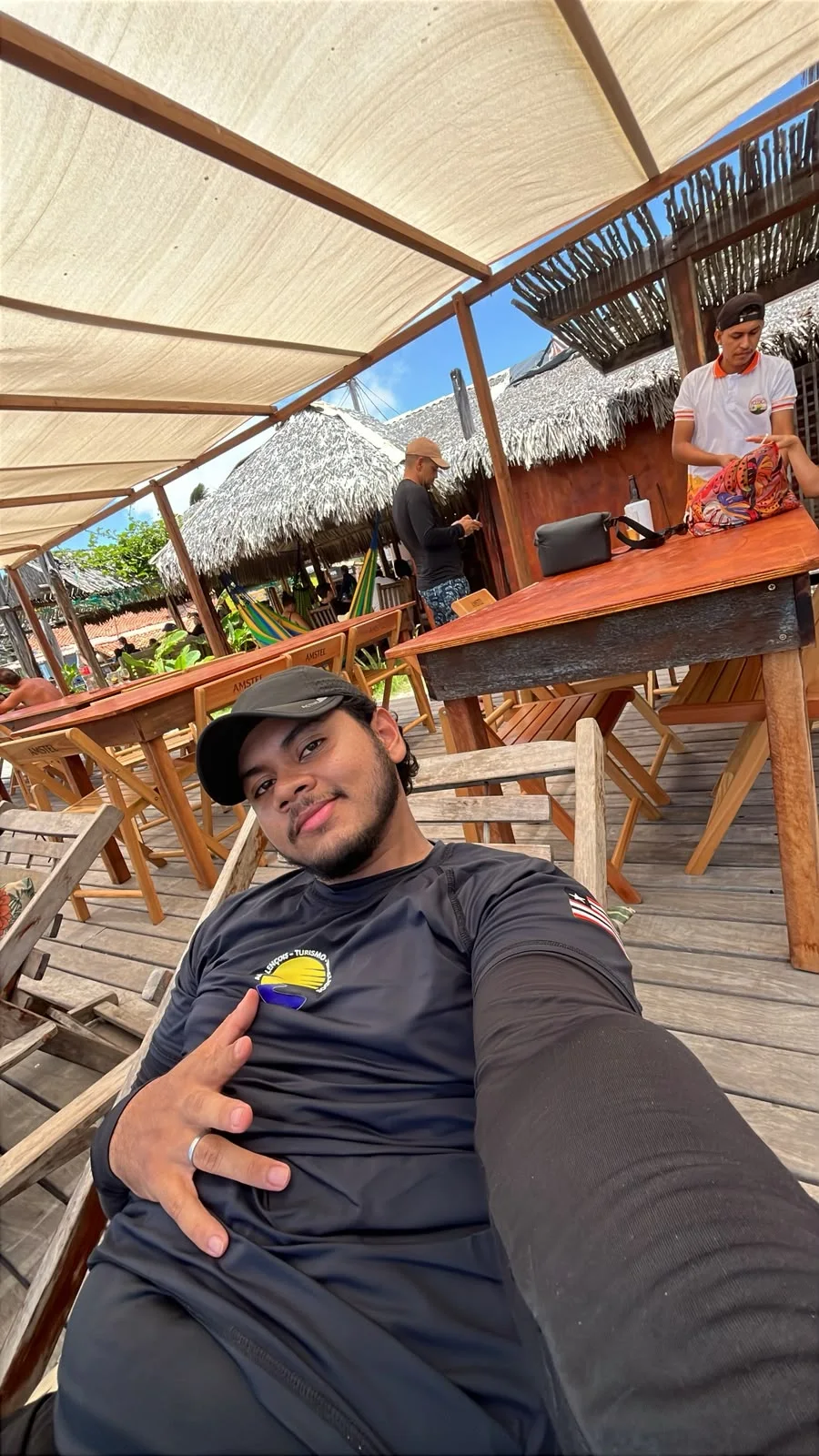 Guía de Amo Lençóis descansando en el deck de un restaurante en Caburé