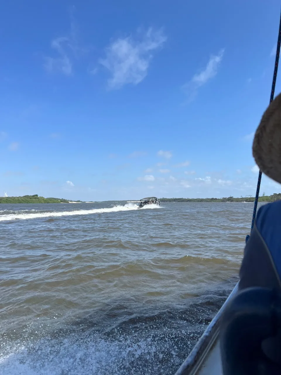Lancha con turistas navegando a toda velocidad por el río Preguiças, vista desde otra lancha