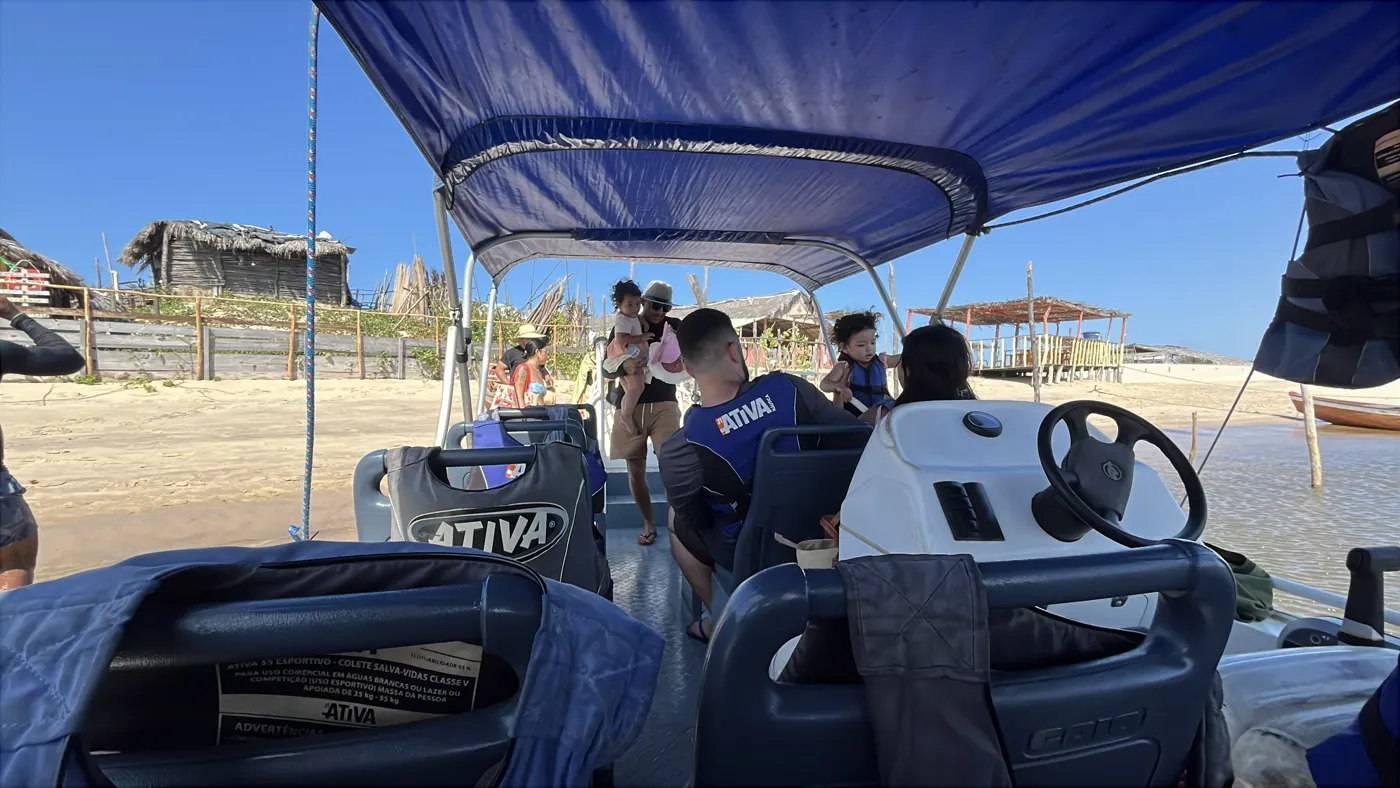 Visitantes con chaleco salvavidas subiendo a la lancha techada en una parada a orillas del río