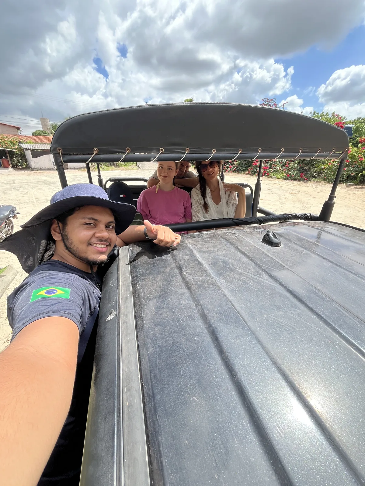 Guia da Amo Lençóis e hóspedes no 4x4, no embarque do passeio