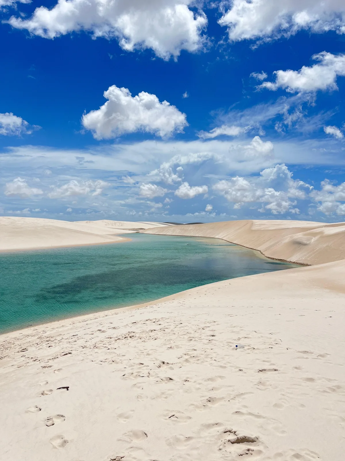 Lagoa Azul vista do alto da duna, com a faixa de água esverdeada entre as dunas brancas