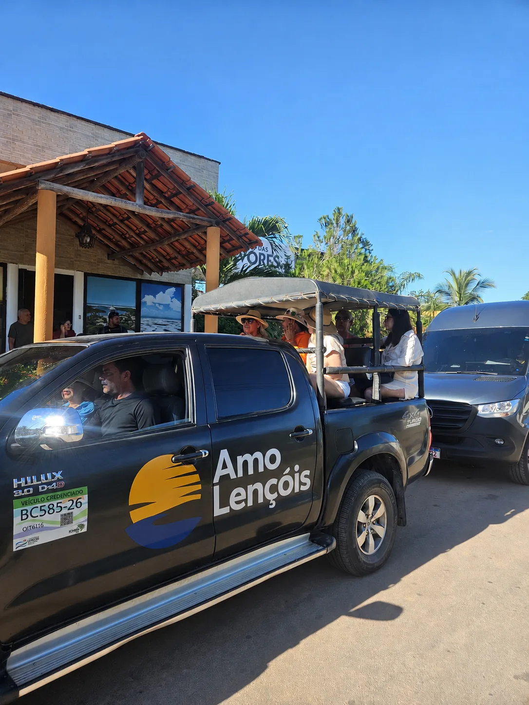 Embarque na hospedagem — Hilux 4x4 da Amo Lençóis com os hóspedes a bordo, pronta para sair