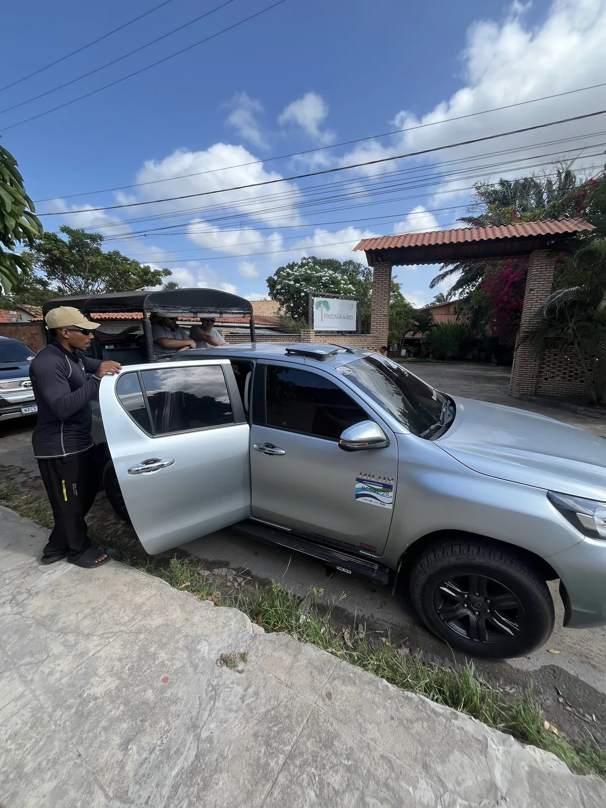 Pickup at the guesthouse — Amo Lençóis guide welcoming guests before leaving for Lagoa Bonita