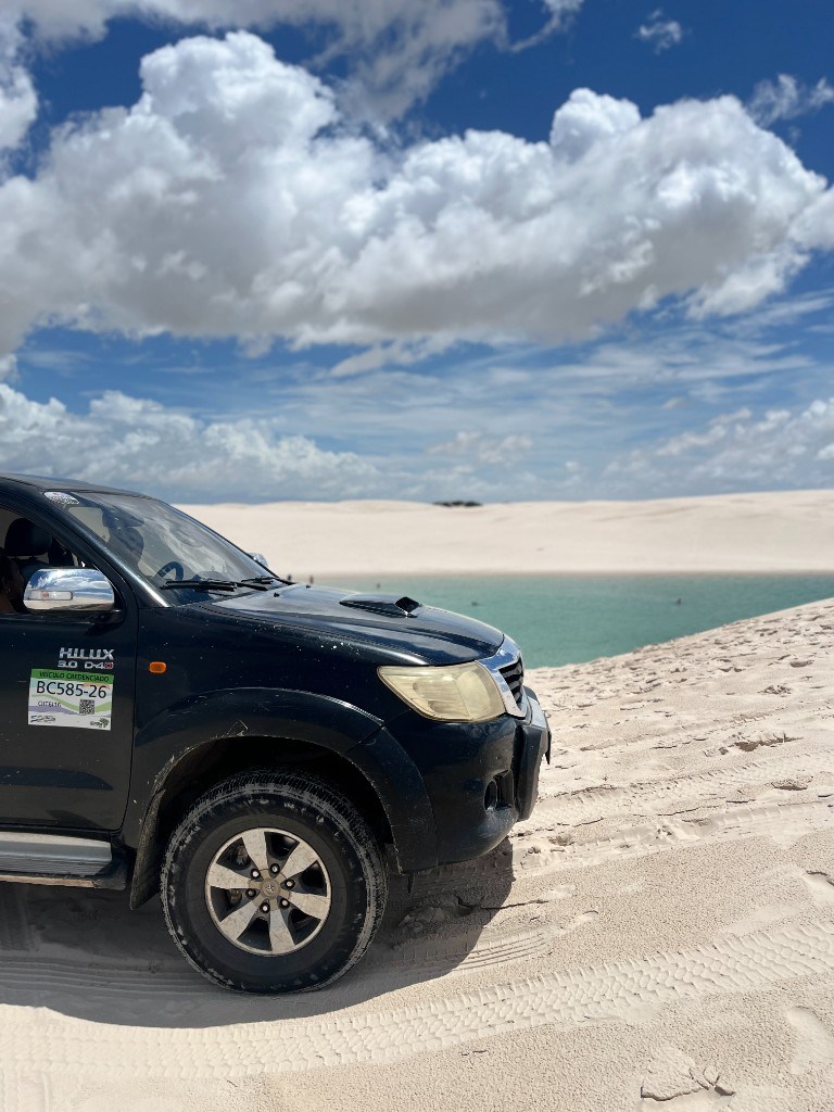 Veículo 4x4 credenciado nas dunas dos Lençóis Maranhenses