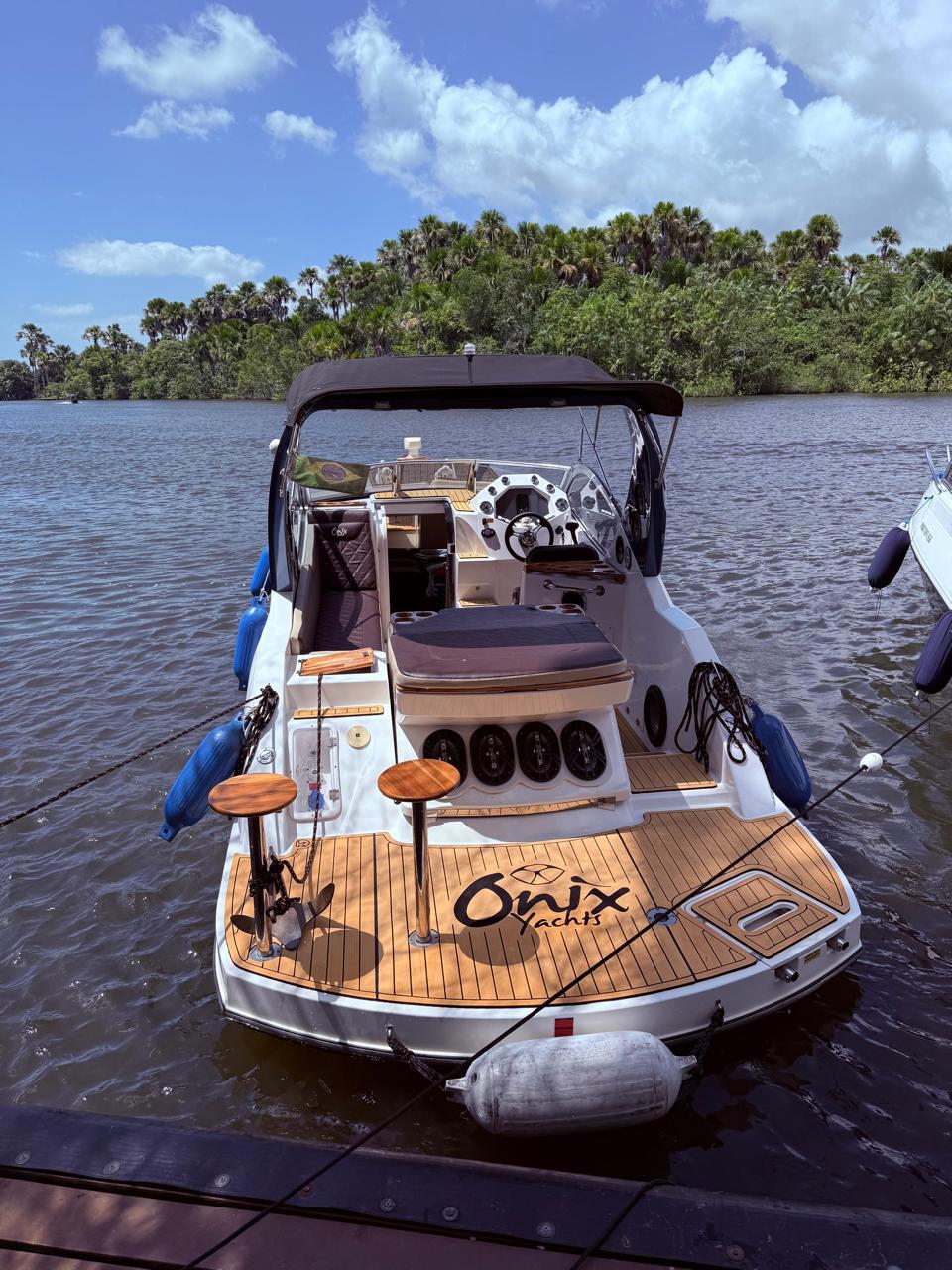 Lancha Onix Yachts ancorada às margens do Rio Preguiças