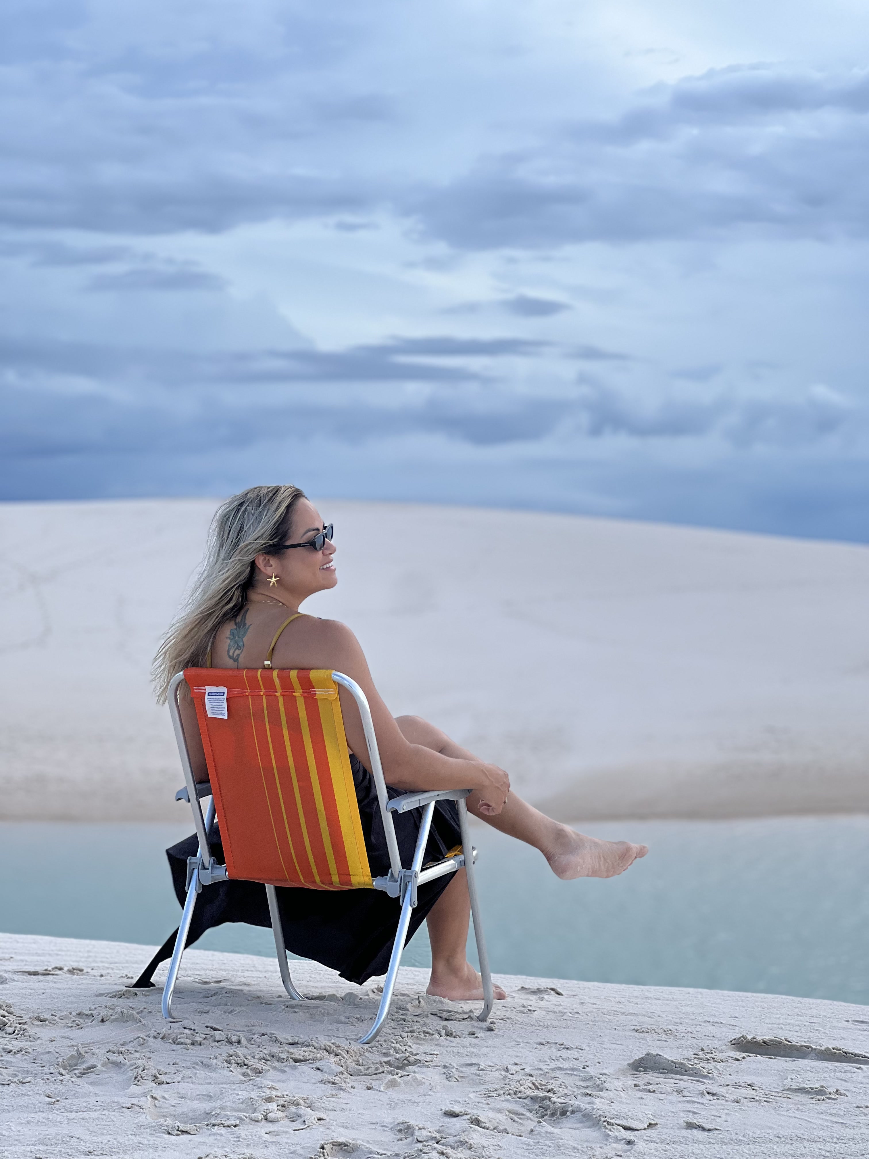 Paisagem dos Lençóis Maranhenses: dunas, lagoa e céu